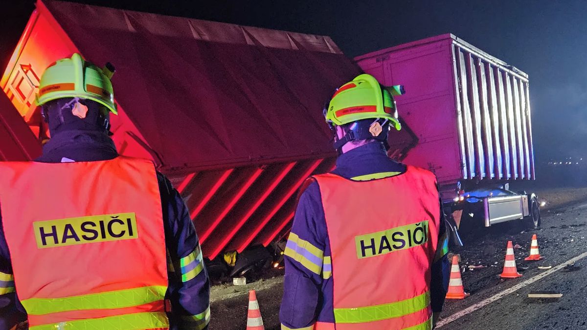 Smrtelná nehoda zablokovala tah z Brnem na Hradiště. Po střetu s nákladním autem zemřel řidič osobáku